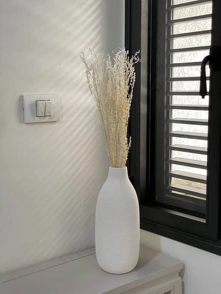 איך לבחור ואזות לבית? רעיונות, טיפים וסגנונות עיצוב שיחדשו כל חלל